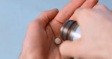 Adam eline ilaç döktü.