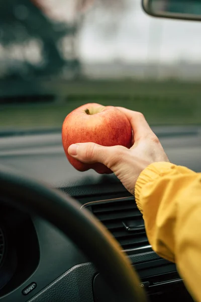 Lett eplemos i bilen, moden håndtak – stockfoto