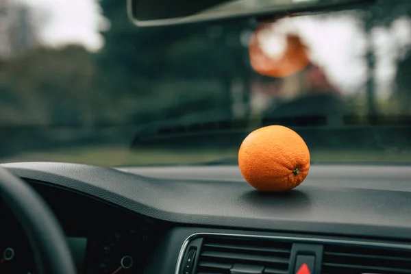 ผลส้มนอนอยู่ในรถ — ภาพถ่ายสต็อก
