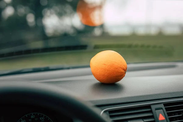 Narancssárga gyümölcs az autóban — Stock Fotó