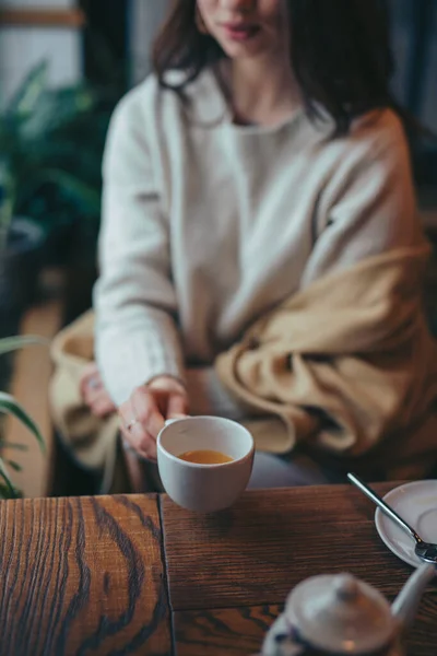 Неузнаваемая женщина пьет чай — стоковое фото