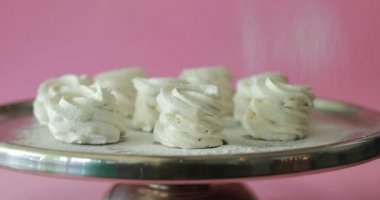 Keklerin üzerine barut serpiyorum.