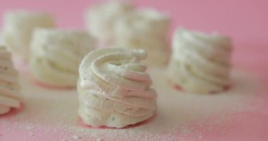 Keklerin üzerine barut serpiyorum.