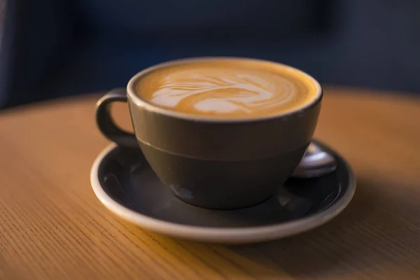 Klassisk latte i et beger – stockfoto