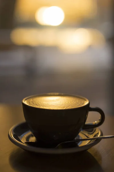 Klassisk latte i et beger – stockfoto