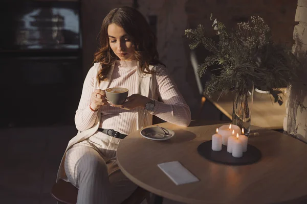 Портрет молодой женщины, пьющей кофе в кафе — стоковое фото