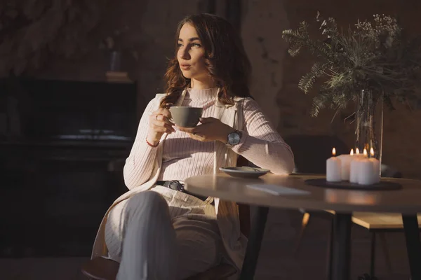 Muotokuva nuori nainen juo kahvia kahvilassa — kuvapankkivalokuva