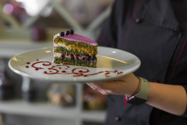 Pasta garsonun elinde.