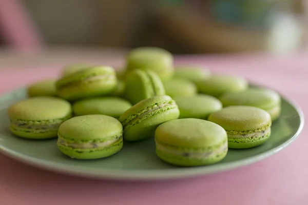 Green macaroons on the plate — Stock Photo, Image