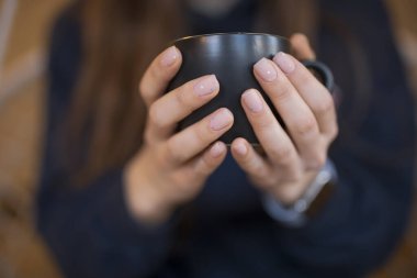 Güzel manikür fincanı olan kızlar.