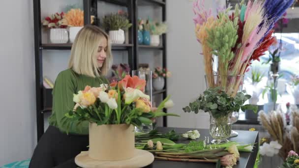 Florist woman make a beautiful bouquet of flowers — Stock videók