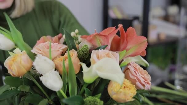 Florista mulher fazer um belo buquê de flores — Vídeo de Stock