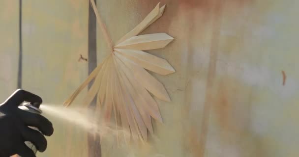 Peinture murale avec pochoir en forme de feuille de palmier 