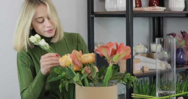 Florist woman make a beautiful bouquet of flowers — 비디오