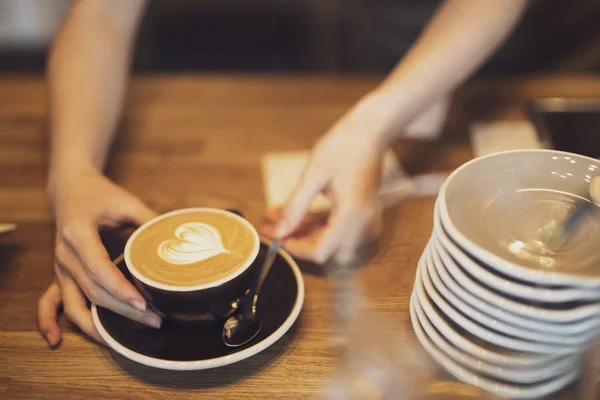 Kahvisi Valmis Baristan Kädet Laita Pöydälle — kuvapankkivalokuva