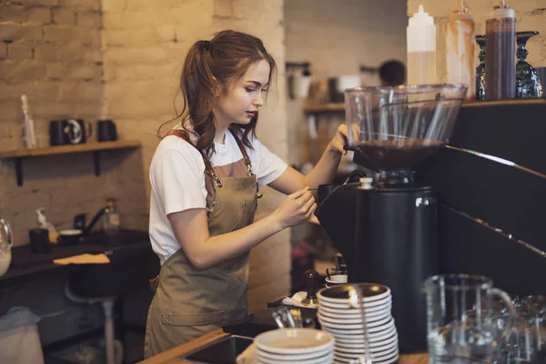 Barista Kvinna Gör Kaffe Cafeterian — Stockfoto