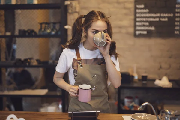 Mujer Barista Probando Sabor Del Café Elaborado Cafetería — Foto de Stock