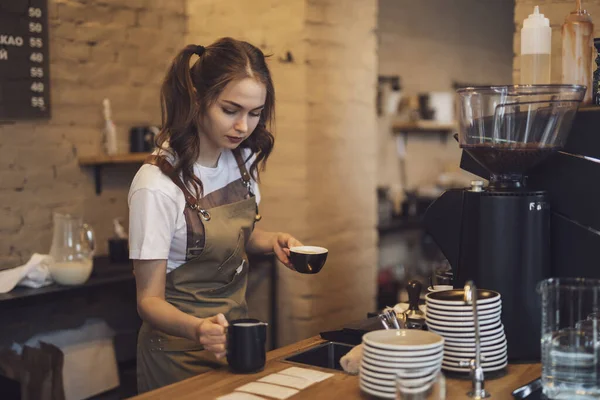 Barista Kvinna Gör Kaffe Cafeterian — Stockfoto