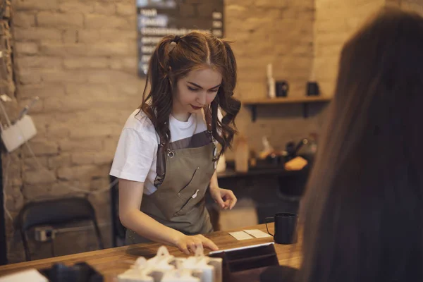 Barista Žena Pomocí Tabletu Baru Pro Lepší Údržbu Zákazníka — Stock fotografie