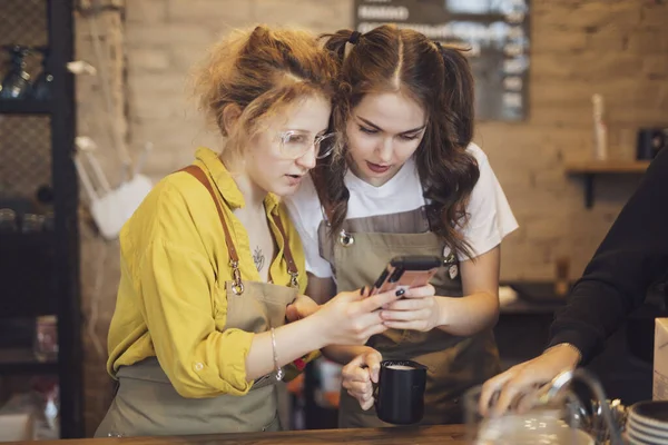 Mujeres Baristas Mirando Teléfono Inteligente Bar — Foto de Stock