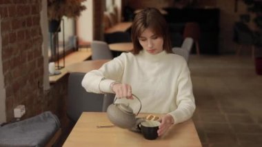 Kafedeki kadının kahve molası.