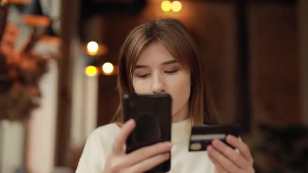 Femme faisant du shopping en ligne payant par carte de crédit dans un café — Video