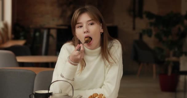 Woman eating tasty cake in cafe — Αρχείο Βίντεο