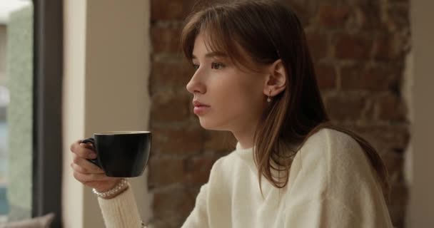 카페에서 한 여성 이 커피를 마시는 시간 — 비디오