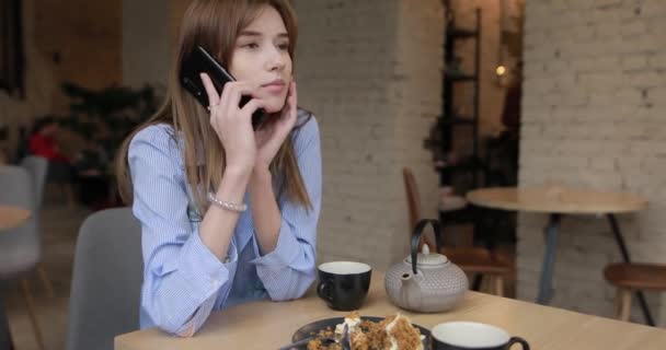 Young woman call to her friend by smartphone — Αρχείο Βίντεο