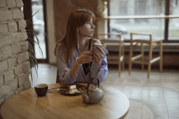 El descanso de café de la mujer en la cafetería — Foto de Stock