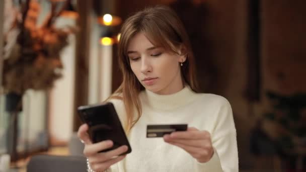 Femme faisant du shopping en ligne payant par carte de crédit dans un café — Video