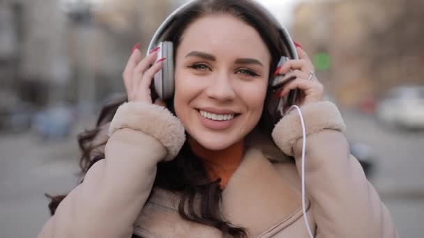 Feliz mujer riendo escuchando música en auriculares — Vídeos de Stock