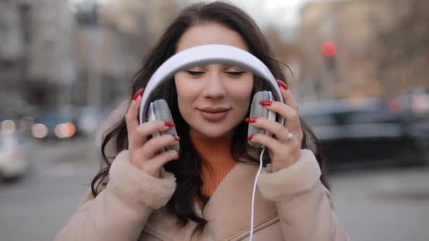 Жінка слухає музику в навушниках — стокове відео