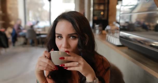 Mujer disfrutar de beber taza de café — Vídeos de Stock
