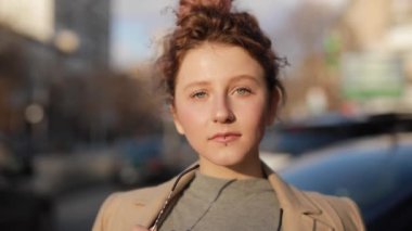 Kameraya bakan alışılagelmedik bir kadın portresi.