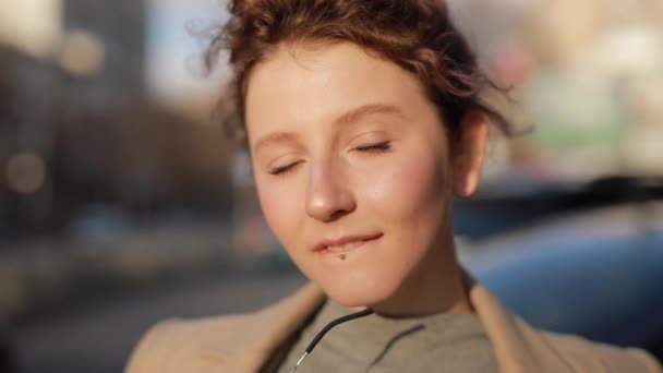 Cute unconventional woman portrait gazing at the camera and smile — Stock video