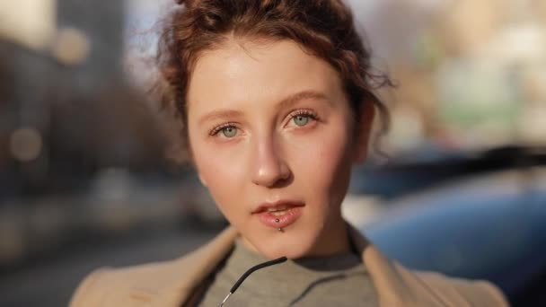 Cute unconventional woman portrait gazing at the camera — Stock Video