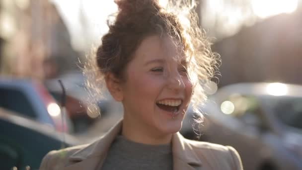 Feliz retrato de mujer risueño no convencional en gafas de sol en la ciudad — Vídeo de stock