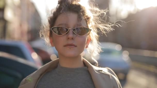 Retrato de mujer no convencional en gafas de sol en la ciudad — Vídeo de stock