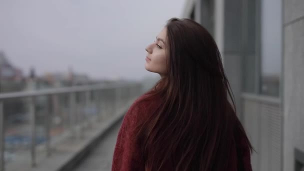 Mujer de moda caminando en la terraza girando la cara — Vídeos de Stock