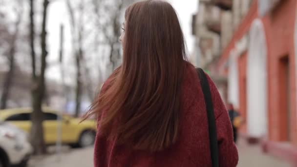 Vista trasera mujer caminando en la ciudad en el día de la primavera — Vídeo de stock