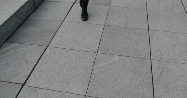 Жіночі ноги на тротуарі — стокове відео