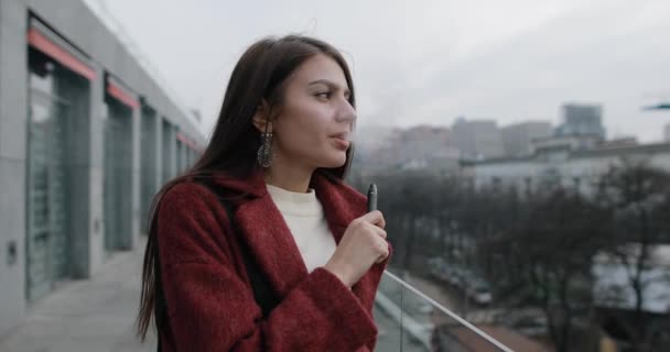 Mujer fumando cigarrillo electrónico con humo — Vídeos de Stock