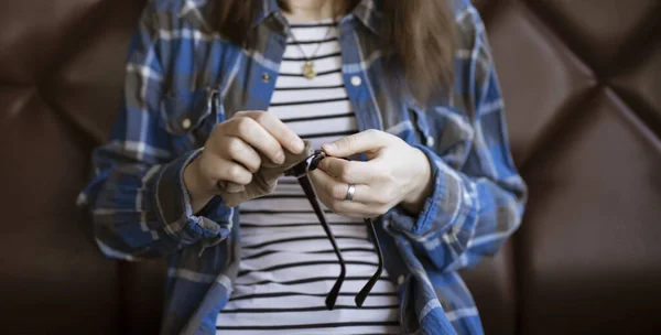 Cleaning eyeglasses with microfiber cloth — Stockfoto