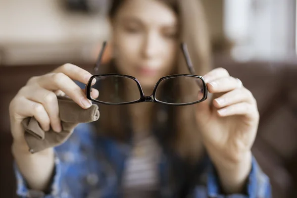 Gafas ópticas en manos femeninas — Foto de Stock