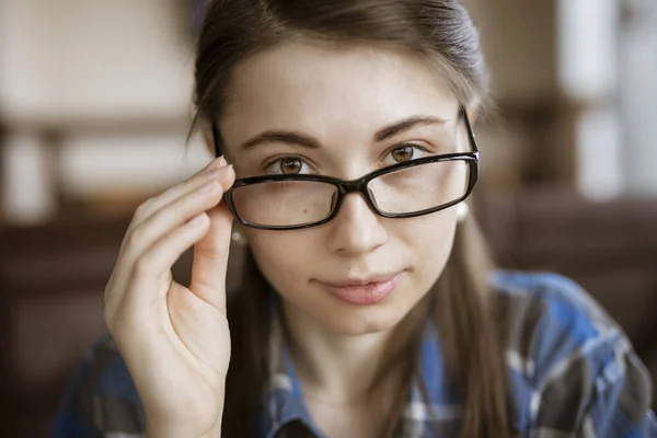 Miopía, mujer pruébate anteojos ópticos — Foto de Stock