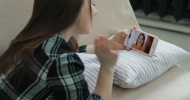 Mulher vídeo conversando com seu amigo em casa — Vídeo de Stock