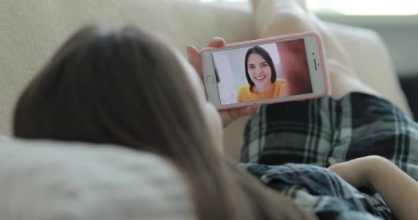 Mujer vídeo chat con su amigo en casa — Vídeo de stock
