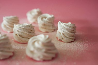 Pembe arka planda şekerlemeler