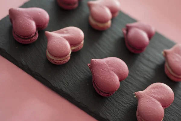 Macarrones rosados en forma de corazón —  Fotos de Stock